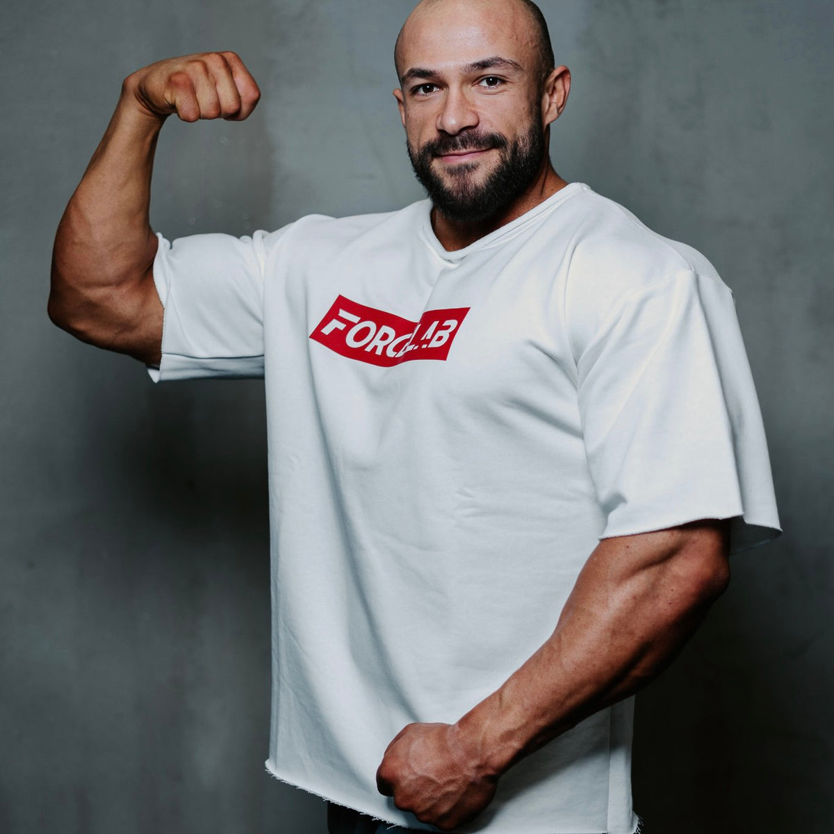 Tricou alb cu logo roșu Forcelab